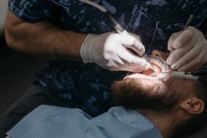 Endodontoloog in Amsterdam - man in behandelstoel